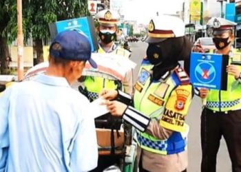 Giat Pencegahan Penyebaran Covid 19 Sat Lantas Polres Pinrang Bagikan Masker