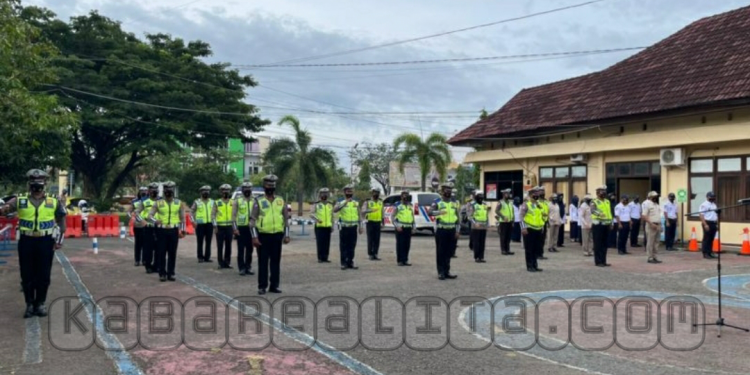 Sat Lantas Polres Pinrang Lakukan Latihan 12 Gerakan Lalu Lintas Untuk Meningkatkan Kemampuan Di Lapangan