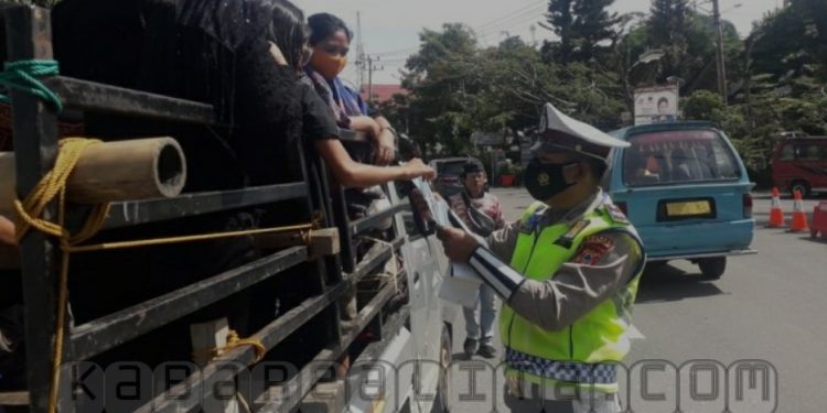 Himbau Masyarakat Terapkan 5M, Sat Lantas Polres Tator Juga Membagikan Masker dan Hand Sanitizer