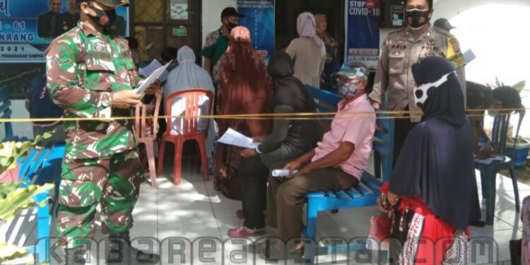 Babinsa Koramil 1404-04/Watang Sawitto Dan Bhabinkantibmas Polsek Sawitto Pantau penyaluran Bantuan