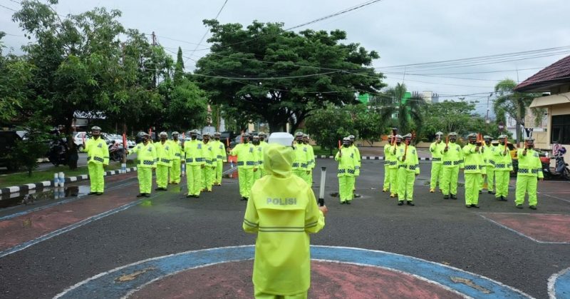 Hujan Lebat Tak Menyurutkan Nyali AKP. Dharmawaty SE. MM, Menggelar Apel Pagi