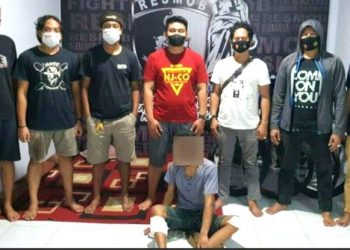 Terekam CCTV, Seorang Pemuda Mencuri Puluhan Sajam