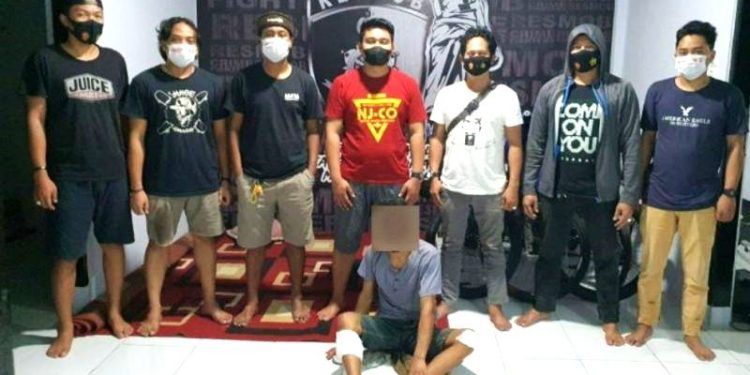 Terekam CCTV, Seorang Pemuda Mencuri Puluhan Sajam