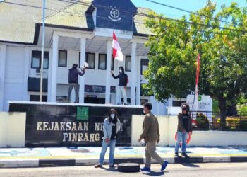 Babinsa Koramil 1404-04/ Watang Sawitto, Pantau Unjuk Rasa di Kejaksaan Pinrang