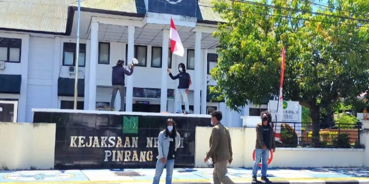 Babinsa Koramil 1404-04/ Watang Sawitto, Pantau Unjuk Rasa di Kejaksaan Pinrang
