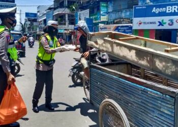 Kasat Lantas Polres Pinrang, Selain berbagi juga Memberi Edukasi Kepada Warga Untuk Tertib Berlalu Lintas