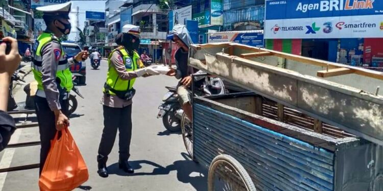 Kasat Lantas Polres Pinrang, Selain berbagi juga Memberi Edukasi Kepada Warga Untuk Tertib Berlalu Lintas