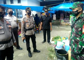 Minimalisir Penyebaran Covid-19 , Polsek Lembang Polres Pinrang Bersama Tiga Pilar Laksanakan Oprasi Yustisi Di Pasar Tradisional