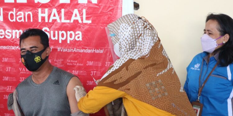 Ikuti Vaksinasi Tahap II, Kapolres Pinrang Imbau Masyarakat Sukseskan Penyuntikan Vaksinasi Sinovac di Kabupaten Pinrang