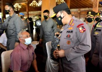 Kapolri Jenderal Polisi Listyo Sigit Prabowo,   Pantau Kelancaran Program Vaksinasi Nasional di Solo Jawa Tengah