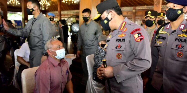 Kapolri Jenderal Polisi Listyo Sigit Prabowo,   Pantau Kelancaran Program Vaksinasi Nasional di Solo Jawa Tengah