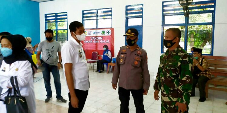 Koramil 1404-04/Watang Sawitto, Bersama Tiga Pilar Pantau Vaksinasi  Imam Mesjid dan Pegawai Sara 