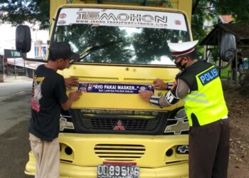 Edukasi Masyarakat Tentang Protkes, Satlantas Polres Sinjai Pasang Stiker ‘Ayo Pakai Masker’