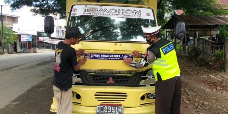 Edukasi Masyarakat Tentang Protkes, Satlantas Polres Sinjai Pasang Stiker ‘Ayo Pakai Masker’