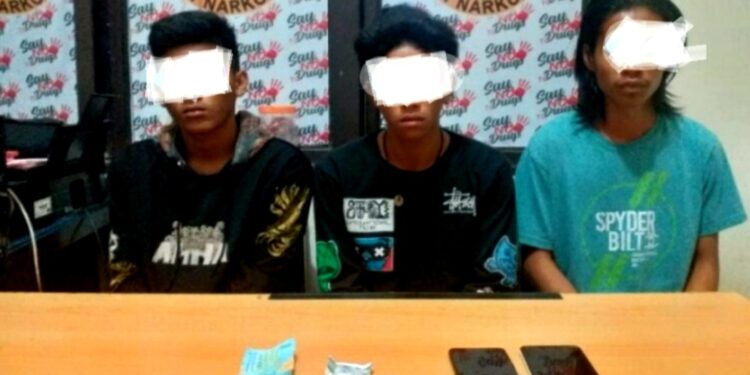 Sedang Bersantai, Tiga Pria di Amankan Satnarkoba Polres Luwu