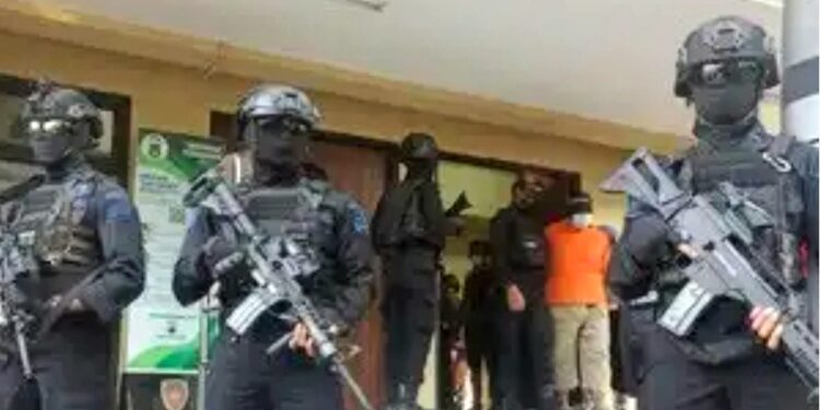 Dikawal Densus 88 Antiteror, 22 Terduga Teroris Tiba di Jakarta