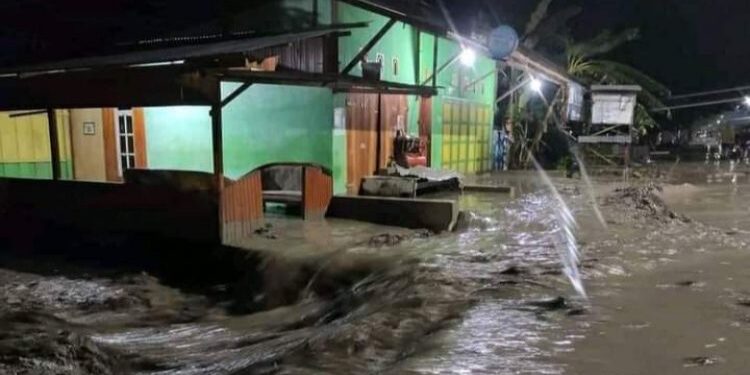 Banjir Bandang di Sertai Lumpur Menerjang Satu Desa di Kabupaten Sigi