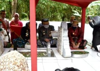 Bupati Pinrang Bersama Bupati Bone Ziarah Kubur ke Makam Arumpone ke XXVII di Kecamatan Suppa