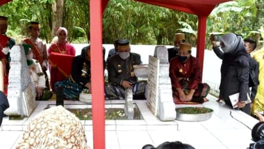 Bupati Pinrang Bersama Bupati Bone Ziarah Kubur ke Makam Arumpone ke XXVII di Kecamatan Suppa