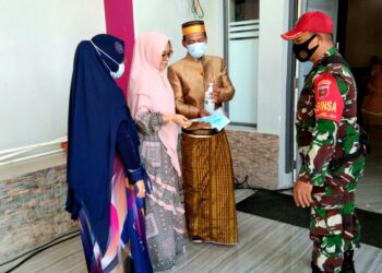 Pastikan Protokol Kesehatan, Babinsa Koramil 1404-04/Watang Sawitto Pantau Kegiatan Resepsi Pernikahan