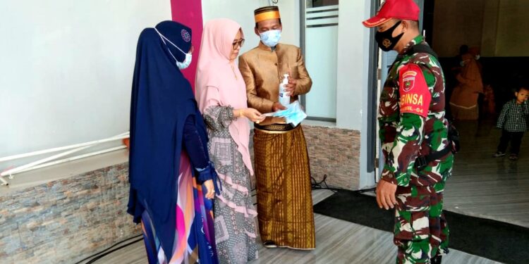 Pastikan Protokol Kesehatan, Babinsa Koramil 1404-04/Watang Sawitto Pantau Kegiatan Resepsi Pernikahan