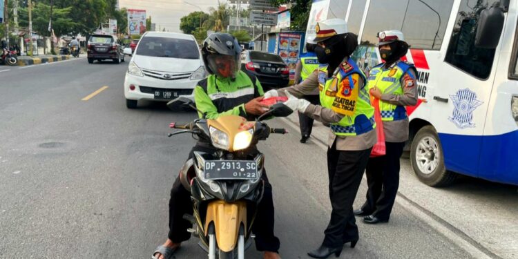 Kasat Lantas Polres Pinrang: Sibuk Tugas Bukan Penghalang untuk berbagi