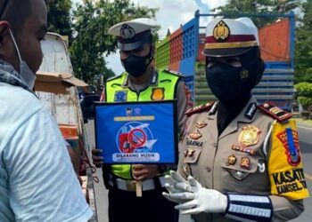 Kasat Lantas Polres Pinrang Turun ke Jalan Beri Imbauan Protkes dan Ajak Masyarakat Tidak Mudik