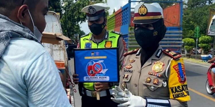 Kasat Lantas Polres Pinrang Turun ke Jalan Beri Imbauan Protkes dan Ajak Masyarakat Tidak Mudik