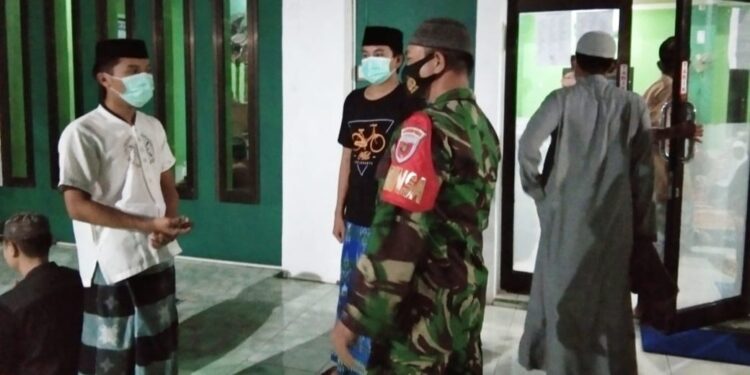 Babinsa Koramil 1404-04 Watang Sawitto, Pastikan Protkes di Masjid Al Munawwarah