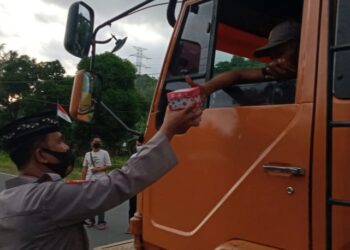 Polsek Lembang Polres Pinrang, Berbagi Takjil di Tengah Pandemik Sebagai Wujud Kepedulian kepada Masyarakat