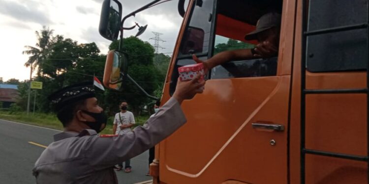 Polsek Lembang Polres Pinrang, Berbagi Takjil di Tengah Pandemik Sebagai Wujud Kepedulian kepada Masyarakat