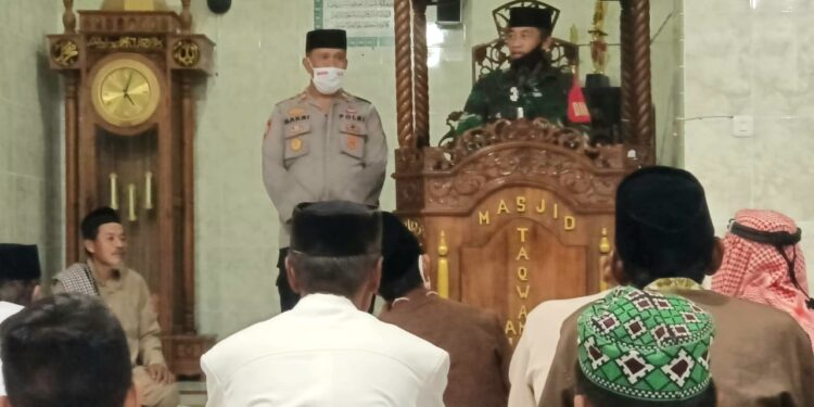 Polsek Lembang Polres Pinrang Bersama Koramil 1404-07, Pererat Tali Silaturahmi Lewat Safari Ramadhan