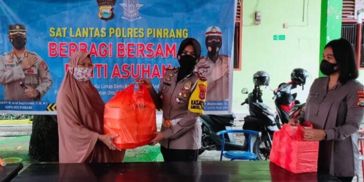 Ramadhan Penuh Berkah, Satlantas Polres Pinrang Berbagi Kebahagiaan Bersama di Panti Asuhan