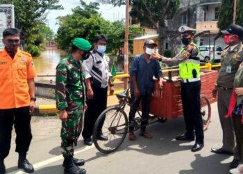 Kanit Dikyasa Satlantas Polres Pinrang Bagikan Masker dan Imbau Masyarakat untuk Tidak Mudik