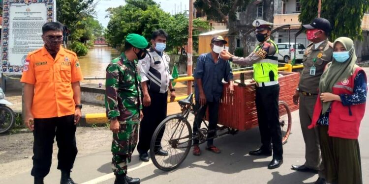 Kanit Dikyasa Satlantas Polres Pinrang Bagikan Masker dan Imbau Masyarakat untuk Tidak Mudik