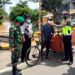 Kanit Dikyasa Satlantas Polres Pinrang Bagikan Masker dan Imbau Masyarakat untuk Tidak Mudik