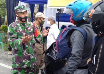 Personel Kodim 1404 Pinrang Sekat Pemudik dan Persit KCK Bagi Takjil Untuk Warga Yang Melintas