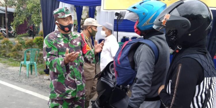 Personel Kodim 1404 Pinrang Sekat Pemudik dan Persit KCK Bagi Takjil Untuk Warga Yang Melintas