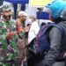 Personel Kodim 1404 Pinrang Sekat Pemudik dan Persit KCK Bagi Takjil Untuk Warga Yang Melintas