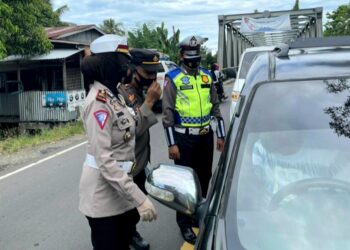 Kasat Lantas Polres Pinrang Pantau Langsung Posko Swab Antigen Bagi Pemudik di Batas Kabupaten Pinrang-Polman
