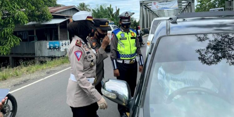 Kasat Lantas Polres Pinrang Pantau Langsung Posko Swab Antigen Bagi Pemudik di Batas Kabupaten Pinrang-Polman
