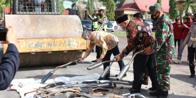 Polres Pinrang Lakukan Pemusnahan Ratusan Knalpot Bising