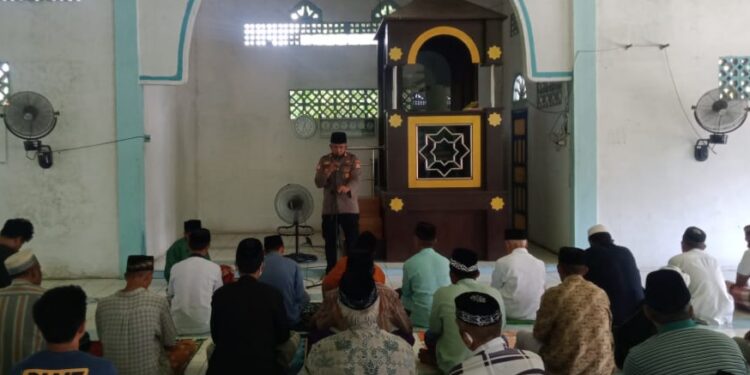 Kapolsek Lembang, Usai Shalat Jum’at Berjamaah Sampaikan Pesan Kantibmas dan Imbauan Protkes