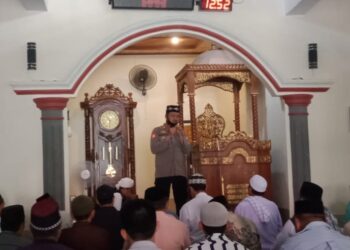 Kapolsek Lembang Polres Pinrang, Beri Imbauan Untuk Jamaah Shalat Jumat Patuhi Protokol Kesehatan