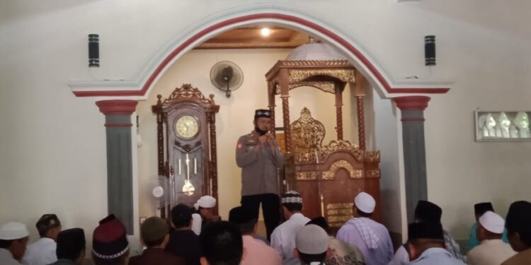 Kapolsek Lembang Polres Pinrang, Beri Imbauan Untuk Jamaah Shalat Jumat Patuhi Protokol Kesehatan
