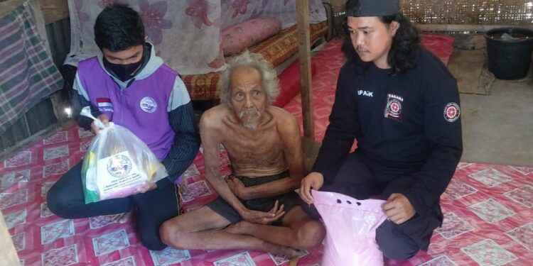 Hari lanjut usia Nasional 2021, Relawan LKS-LU Berbagi Sembako di Kabupaten Pinrang