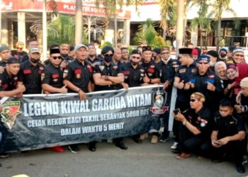 Hikmah Ramadhan, Ratusan Anggota Body Guard Legend Kiwal Garuda Hitam Turun ke Jalan Berbagi Takjil