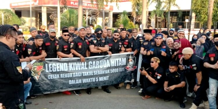 Hikmah Ramadhan, Ratusan Anggota Body Guard Legend Kiwal Garuda Hitam Turun ke Jalan Berbagi Takjil