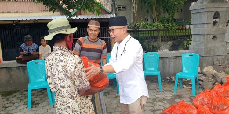Salurkan Sedekah, Keluarga Besar H. Ahmad Edy Baramuli Jadikan Momentum Silaturahmi