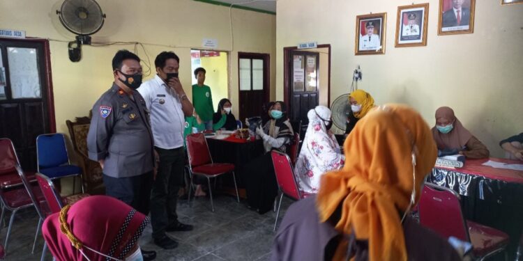 Kanit Binmas Polsek Duampanua Pantau Kegiatan Vaksinasi Untuk Warga Desa Katomporang